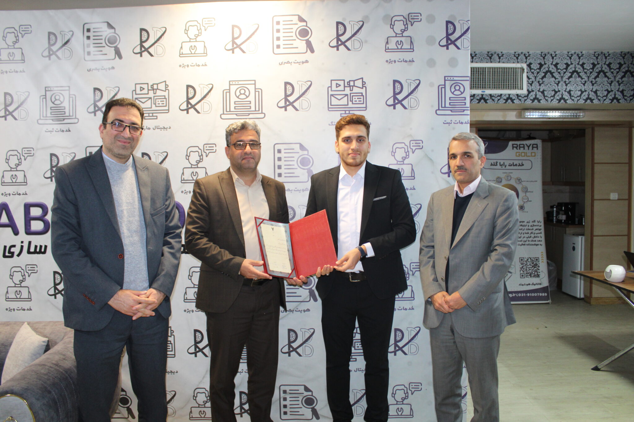 تقدیر از مدیرعامل رایا برندینگ در دومین نمایشگاه بزرگ طرح پویش